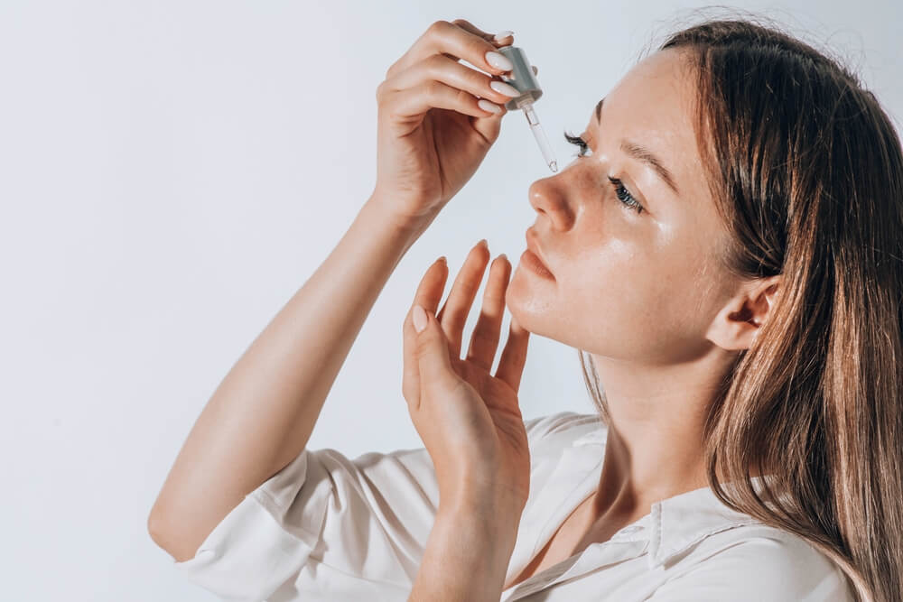 girl applying serum